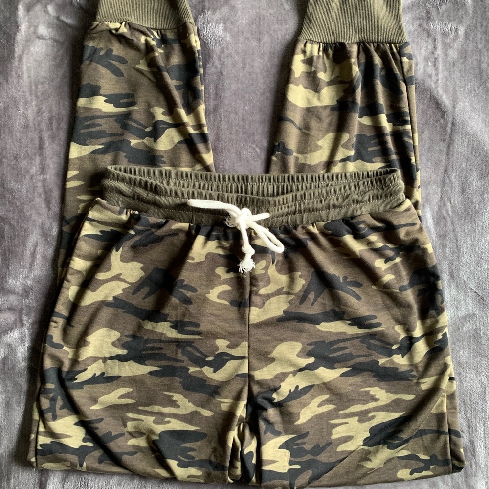 Women’s camo jogger sweats size large